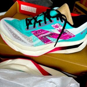 New Balance NYC Marathon FuelCell SuperComp Elite V4 - Size 9.5 Womens